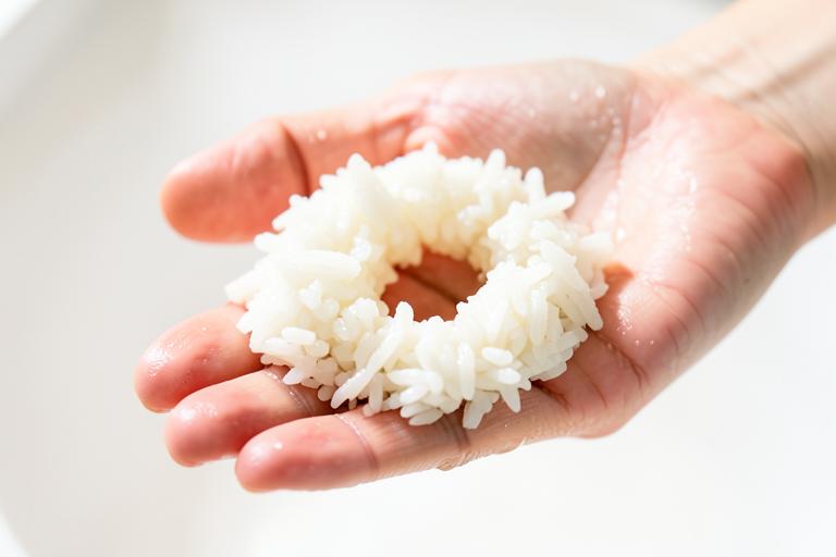 Paso 3: Coge una porción de arroz frío con la mano húmeda y forma un hueco en el centro.